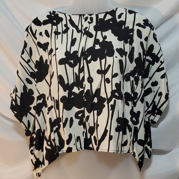 Zara Tops - EUC Womens Zara Black And White Floral Blouse